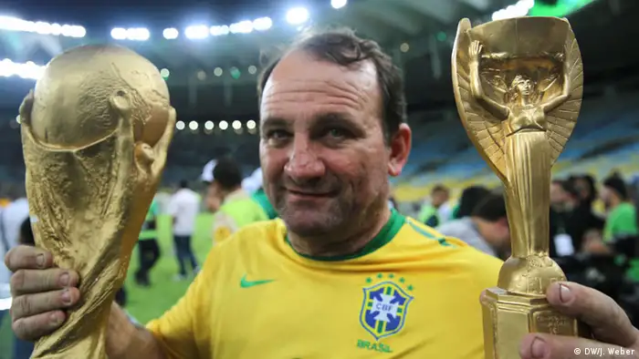 Jarbas Carlini ist großer Fan der Selecao und zeigt im Maracana-Stadion Nachbildungen der WM-Trophäen, die Brasilien gewonnen hat. Er glaub fest an den WM-Titel 2014 im eigenen Land. (Foto: Joscha Weber/DW)