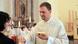 Eucharistie: ein Priester teilt die Hostien aus. picture alliance/dpa)