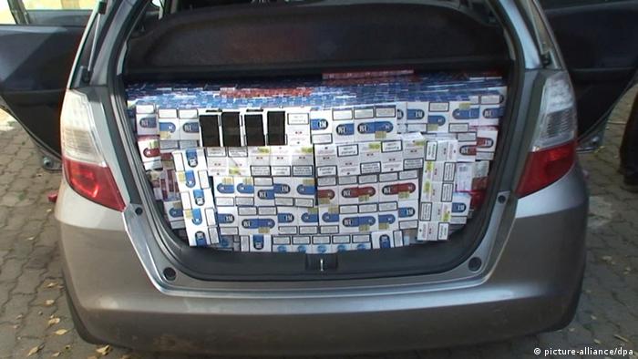 A car trunk full of smuggled cigarettes. (Photo: Zoll pixel)