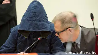 Der Angeklagte Carsten S. sitzt am 04.06.2013 im Gerichtssaal in München (Bayern) neben seinem Anwalt Jacob Hösl und verbirgt sein Gesicht hinter einer Kapuze. Foto: Marc Müller/dpa +++(c) dpa - Bildfunk+++
