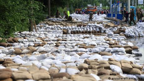 Hundreds of white and brown sandbags are lined up
(Photo: Jens Wolf/dpa)