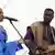 Der malische Musiker Bassekou Kouyaté aus Mali mit Sängerin Amy Sacko auf der offenen Bühne des Festivals (Foto: DW/Aude Gensbittel)