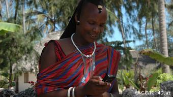 Photo: Woman types on a mobile telephone (Photo: http://www.flickr.com/photos/ict4d/3067291623/in/photostream/ licence: http://creativecommons.org/licenses/by-sa/2.0/deed.de )