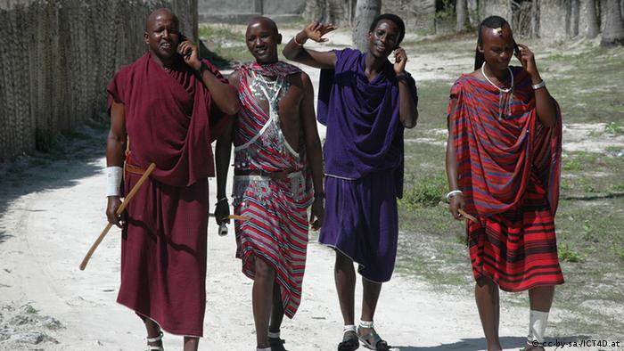 Four men in traditional clothes speaking on cell phones in Africa Copyright: http://creativecommons.org/licenses/by-sa/2.0/deed.de geladen am 6.6.2013