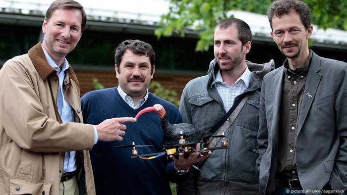 Hellabrunns Zoodirektor und Wissenschaftler der Univeristät Bologne sowie der Leiter des Waldrappteams mit dem Quadrocopter, auf den die Waldrappküken trainiert werden sollen (Foto: picture alliance/augenklick)