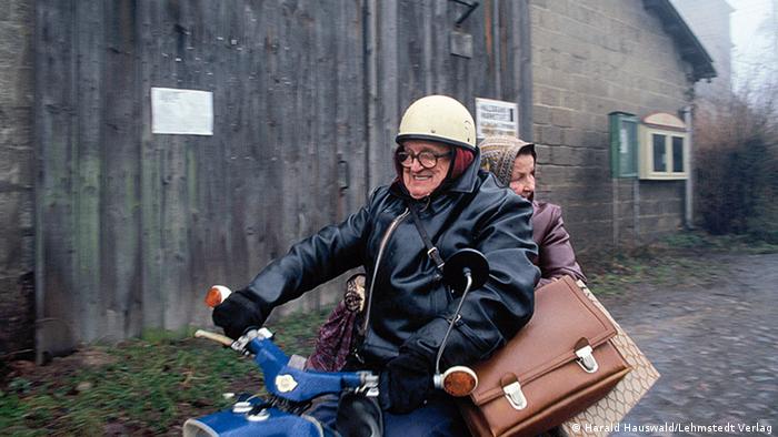 An elderly couple on a moped close to the Polish border in Oderbruch, photo by Harald Hauswald