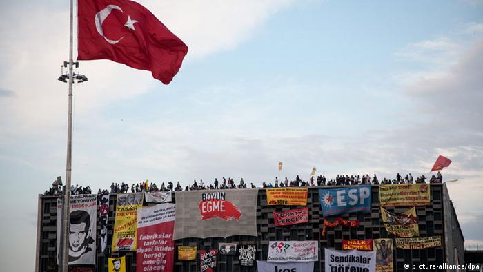 Gezi protestoları sırasında AKM binası 