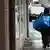 Frau mit großer blauer Plastiktasche zeiht einen Eibnkaufswagen hinter sich her (Foto: Getty Images)