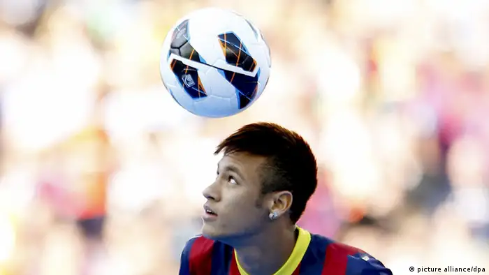 Neymar jongliert bei seiner Präsentation beim FC Barcelona den Ball auf dem Kopf (Foto: dpa)