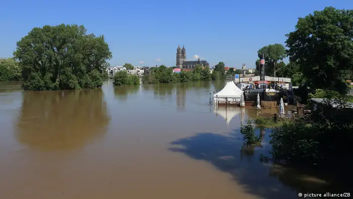 Das steigende Hochwasser auf der Stadtstrecke der Elbe am 07.06.2013 in Magdeburg (Sachsen-Anhalt). Foto: Jens Wolf/ZB