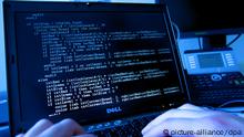 ILLUSTRATION - Ein Computer Code am Donnerstag (20.11.2011) auf einem Bildschirm in Köln. Die deutsche Regierung will selbst Software für Computer-Trojaner entwickeln lassen. Bundesinnenminister Friedrich kündigte am Donnerstag an, dass der Bund ein eigenes Kompetenzzentrum dafür einrichten wird. Die Experten des Chaos Computer-Clubs hatten vor kurzem berichtet, dass der vom Staat eingesetzte Trojaner zur Überwachung der Internet-Verbindung Verdächtiger eine viel umfassendere Überwachung ermöglichte, als gesetzlich erlaubt ist. Foto: Oliver Berg dpa/lnw (zu dpa 0847 vom 20.11.2011)