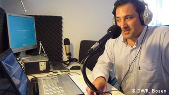 Jose Gayerre moderiert seine Radiosendung (Foto: Ralf Bosen/DW)
