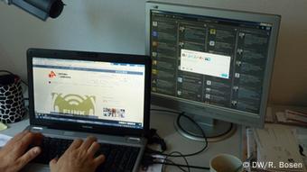 Foto vom Computerarbeitsplatz vonj Destina Alemania (Foto: DW/Ralf Bosen)