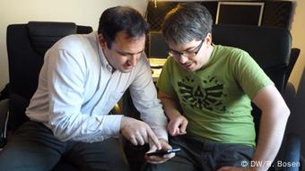 Gayarre und Estévez diskutieren über ihre Smartphone-App (Foto: DW/Ralf Bosen)
