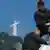Трое полицейских на фоне статуи Христа в Рио-де-Жанейро