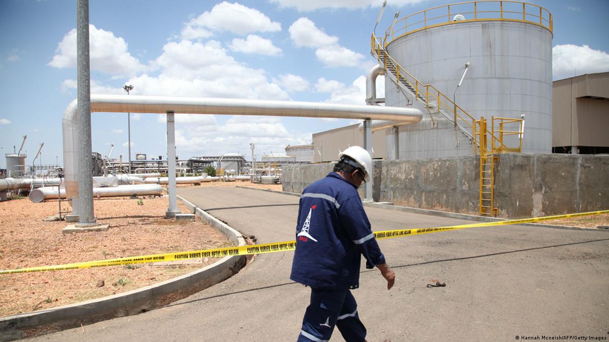 Sudan 'blocks South Sudan oil' – DW – 06/08/2013