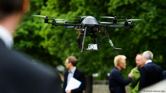 Ein sogenannter Octocopter - eine Drohne zur 3D Modellierung von Bäumen - fliegt während eines Infobesuches des sächsischen Minister für Umwelt und Landwirtschaft über das Freigelände der TU Dresden (Foto: dpa)