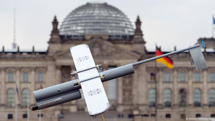 Mit der Nachbildung einer militärischen Drohne protestieren Ostermarschierer im März 2013 vor dem Bundestag in Berlin gegen den Einsatz von Drohnen im Krieg (Foto: dpa)