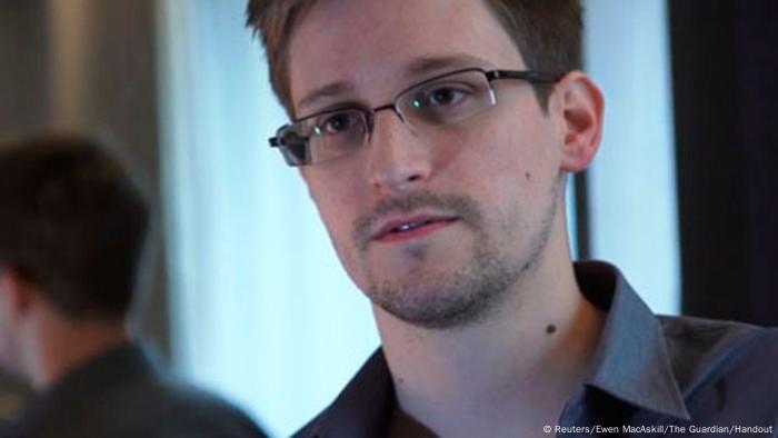 ###ACHTUNG!!! AUSSCHLIESSLICH UND EINMALIG ZUR AKTUELLEN BERICHTERSTATTUNG VERWENDEN!!! #### U.S. National Security Agency whistleblower Edward Snowden, an analyst with a U.S. defence contractor, is seen in this still image taken from a video during an interview with the Guardian in his hotel room in Hong Kong June 6, 2013. The 29-year-old contractor at the NSA revealed top secret U.S. surveillance programmes to alert the public of what is being done in their name, the Guardian newspaper reported on Sunday. Snowden, a former CIA technical assistant who was working at the super-secret NSA as an employee of defence contractor Booz Allen Hamilton, is ensconced in a hotel in Hong Kong after leaving the United States with secret documents. Footage taken June 6, 2013. REUTERS/Ewen MacAskill/The Guardian/Handout (CHINA - Tags: POLITICS MEDIA) ATTENTION EDITORS - THIS IMAGE WAS PROVIDED BY A THIRD PARTY. FOR EDITORIAL USE ONLY. NOT FOR SALE FOR MARKETING OR ADVERTISING CAMPAIGNS. THIS PICTURE IS DISTRIBUTED EXACTLY AS RECEIVED BY REUTERS, AS A SERVICE TO CLIENTS. NO SALES. NO ARCHIVES. THIS PICTURE IS DISTRIBUTED EXACTLY AS RECEIVED BY REUTERS, AS A SERVICE TO CLIENTS. MANDATORY CREDIT