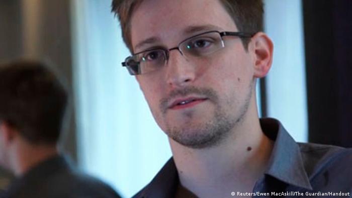 ###ACHTUNG!!! AUSSCHLIESSLICH UND EINMALIG ZUR AKTUELLEN BERICHTERSTATTUNG VERWENDEN!!! #### U.S. National Security Agency whistleblower Edward Snowden, an analyst with a U.S. defence contractor, is seen in this still image taken from a video during an interview with the Guardian in his hotel room in Hong Kong June 6, 2013. The 29-year-old contractor at the NSA revealed top secret U.S. surveillance programmes to alert the public of what is being done in their name, the Guardian newspaper reported on Sunday. Snowden, a former CIA technical assistant who was working at the super-secret NSA as an employee of defence contractor Booz Allen Hamilton, is ensconced in a hotel in Hong Kong after leaving the United States with secret documents. Footage taken June 6, 2013. REUTERS/Ewen MacAskill/The Guardian/Handout (CHINA - Tags: POLITICS MEDIA) ATTENTION EDITORS - THIS IMAGE WAS PROVIDED BY A THIRD PARTY. FOR EDITORIAL USE ONLY. NOT FOR SALE FOR MARKETING OR ADVERTISING CAMPAIGNS. THIS PICTURE IS DISTRIBUTED EXACTLY AS RECEIVED BY REUTERS, AS A SERVICE TO CLIENTS. NO SALES. NO ARCHIVES. THIS PICTURE IS DISTRIBUTED EXACTLY AS RECEIVED BY REUTERS, AS A SERVICE TO CLIENTS. MANDATORY CREDIT