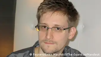 ###ACHTUNG!!! AUSSCHLIESSLICH UND EINMALIG ZUR AKTUELLEN BERICHTERSTATTUNG VERWENDEN!!! #### U.S. National Security Agency whistleblower Edward Snowden, an analyst with a U.S. defence contractor, is pictured during an interview with the Guardian in his hotel room in Hong Kong June 9, 2013. The 29-year-old contractor at the NSA revealed top secret U.S. surveillance programmes to alert the public of what is being done in their name, the Guardian newspaper reported on Sunday. Snowden, a former CIA technical assistant who was working at the super-secret NSA as an employee of defence contractor Booz Allen Hamilton, is ensconced in a hotel in Hong Kong after leaving the United States with secret documents. REUTERS/Ewen MacAskill/The Guardian/Handout (CHINA - Tags: POLITICS MEDIA) ATTENTION EDITORS - THIS IMAGE WAS PROVIDED BY A THIRD PARTY. FOR EDITORIAL USE ONLY. NOT FOR SALE FOR MARKETING OR ADVERTISING CAMPAIGNS. THIS PICTURE IS DISTRIBUTED EXACTLY AS RECEIVED BY REUTERS, AS A SERVICE TO CLIENTS. NO SALES. NO ARCHIVES. THIS PICTURE IS DISTRIBUTED EXACTLY AS RECEIVED BY REUTERS, AS A SERVICE TO CLIENTS. MANDATORY CREDIT