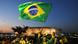 Brasilianische Fußballfans schwenken eine Brasilien-Flagge, 20.6.210 (Foto: AFP/Getty Images) Brasilianische Fußballfans schwenken eine Brasilien-Flagge, 20.6.210 (Foto: AFP/Getty Images)