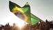 Multidão com bandeira do Brasil Multidão com bandeira do Brasil