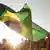 Multidão com bandeira do Brasil