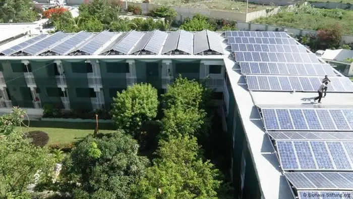 Motiv: Kinderkrankenhaus in Tabarre, einem Vorort von Port-au-Prince, Haiti mit einer neuen (2013 Mai) Solaranlage auf dem Dach. Mit der Anlage (Wert150.000) Euro, können jährlich rund 50.000 Euro für Diesel (zur Stromerzeugung) eingespart werden. Bereits nach drei Jahren hat sich die Anlage amortisiert.