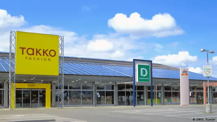 Einkaufszentrum mit Solaranlage auf dem Dach