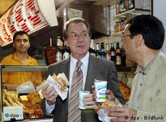 Social Democrat Müntefering gets chummy in Kreuzberg