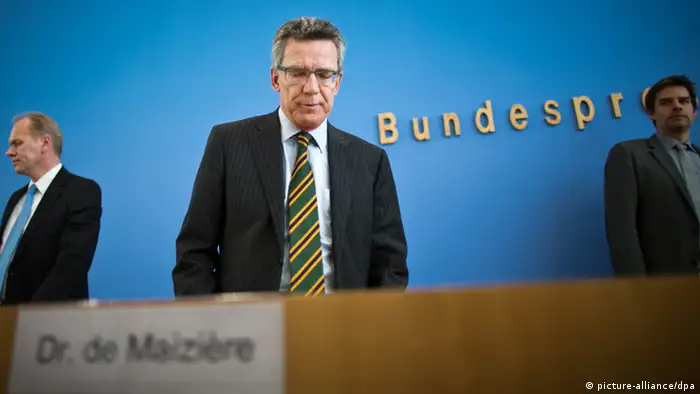 Verteidigungsminister Thomas de Maizière (CDU) kommt am 10.06.2013 in die Bundespressekonferenz in Berlin zu einer Pressekonferenz zur Euro Hawk-Affäre. Foto: Michael Kappeler/dpa
