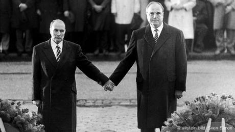 El gesto entre ambos políticos en la localidad francesa de Verdún se comparó a menudo después con el arrodillamiento de Willy Brandt, pero no fue el canciller alemán Kohl quien alargó la mano al presidente francés Mitterand, sino al contrario. El gesto de reconciliación tuvo lugar el 22 de septiembre de 1984 durante un acto conmemorativo en el campo de batalla de Verdún.