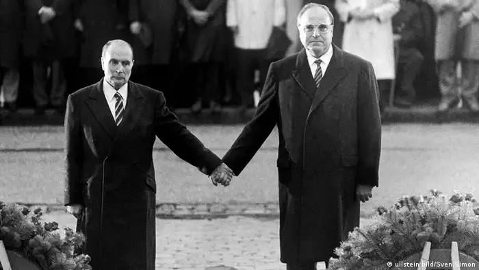 法国总统密特朗和德国总理科尔手挽手向一战死难官兵致哀。