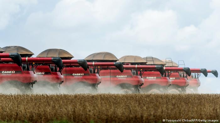 Combine harvesters crop a soybean field, in Brazil (Photo: YASUYOSHI CHIBA/AFP/GettyImages)