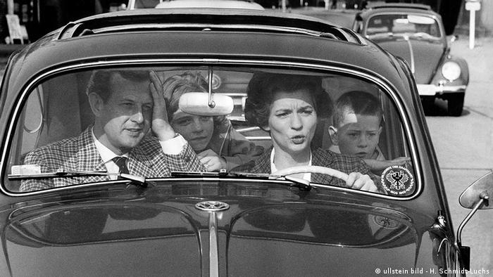 زنان آلمانی اجازه داشتند گواهینامه رانندگی بگیرند، اما شرط گرفتن آن داشتن اجازه شوهر بود. این شرایط با تصویب قانون برابری حقوق زنان و مردان در سال ۱۹۵۸ تغییر کرد. 