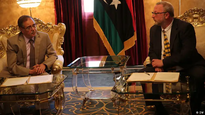 Interim president of Libya, Dr. Giuma Atigha, and Martin Hilbert, DW Akademie, signed a Memorandum of Understanding, June 2013. Photo: DW Akademie.