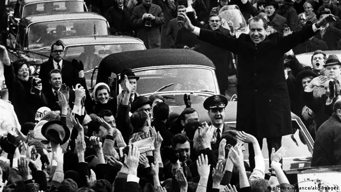 US-Präsident Richard Nixon steht auf dem Wagendach und winkt der jubelnden Menge zu bei seinem Besuch am 27.02.1969 in Westberlin - Foto: AKG 