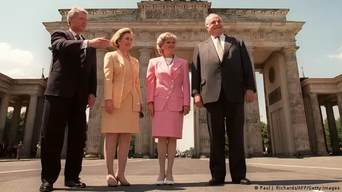 US-Präsident Bill Clinton mit seiner Frau Hillary steht mit Bundeskanzler Helmut Kohl und dessen Gattin Hannelore vor dem Brandenburger Tor in Berlin 1994 - Foto: Paul J. Richards (AFP)