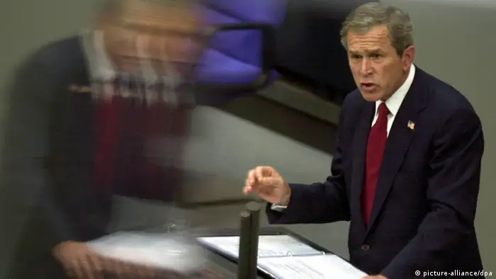 Der US-Präsident George W. Bush hält im Bundestag 2002 eine Rede - Foto: dpa