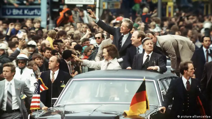 Der amerikanische Präsident Jimmy Carter, seine Gattin Rosalynn, der Regierende Bürgermeister von Berlin Dietrich Stobbe und Bundeskanzler Helmut Schmidt bei der Fahrt in einem offenen Wagen durch Berlin am 15.07.1978 - Foto: dpa