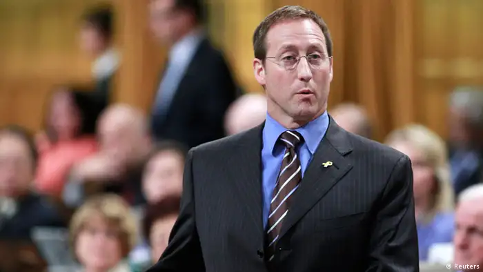Canada's National Defence Minister Peter MacKay speaks during Question Period on Parliament Hill in Ottawa June 6, 2013. REUTERS/Blair Gable (CANADA - Tags: POLITICS)