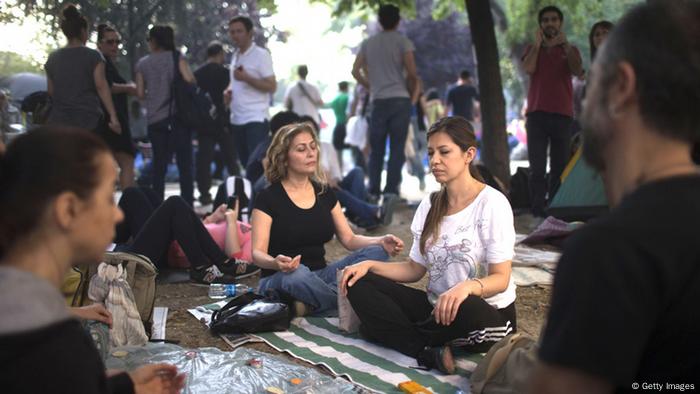 Türkei Taksim Platz Gezi Park Demonstranten Yoga