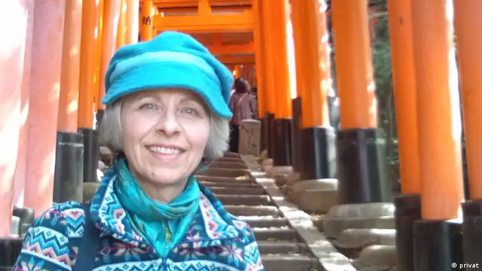 Das Foto zeigt Edith vor den 'Tausend Tooris' in Kyoto - ein berühmter Schreinaufgang.
