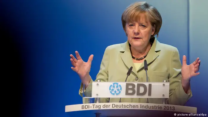 Bundeskanzlerin Angela Merkel (CDU) spricht am 11.06.2013 auf dem Tag der Deutschen Industrie in Berlin. Im Laufe der Veranstaltung spricht auch noch der SPD-Kanzlerkandidat Steinbrück. Foto: Tim Brakemeier/dpa