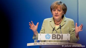 Bundeskanzlerin Angela Merkel (CDU) spricht am 11.06.2013 auf dem Tag der Deutschen Industrie in Berlin. Foto: Tim Brakemeier/dpa