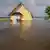 Ein Einfamilienhaus steht im Hochwasser am Dorfrand von Schönhausen in Sachsen-Anhalt (foto: dpa)