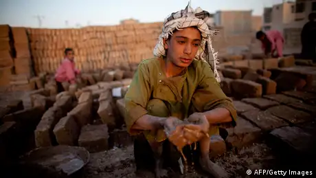 Afghanistan Kinderarbeit in Backsteinfabrik