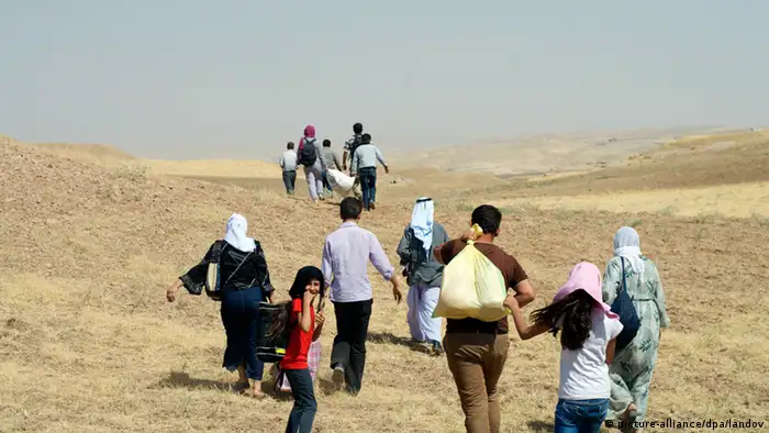 Iraqi and Syrian Kurdish refugees cross the Iraqi-Syrian border illegally near Faysh Khabur, Iraq, on Tuesday, August 14, 2012. David Enders/MCT /LANDOV AOL, GOOGLE, YAHOO OUT. Rechtevermerk