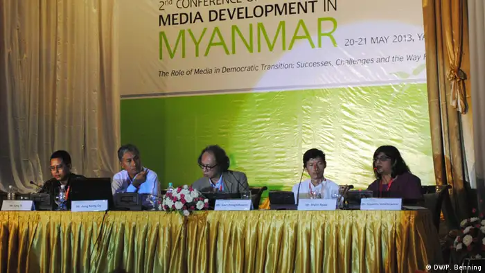 Konferenz in Rangun, Myanmar, Mai 2013. Vertreter aus Medien und Politik sowie internationaler Medienentwicklungsorganisationen diskutierten über die Rolle und Zukunft des Mediensystems in Myanmar. (Foto: Patrick Benning/ DW Akademie).
